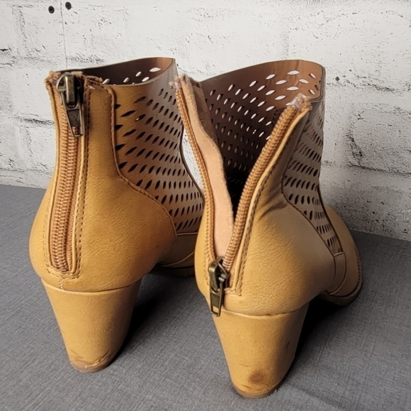 George 4" Tan Ankle Boots - Picture 8 of 8